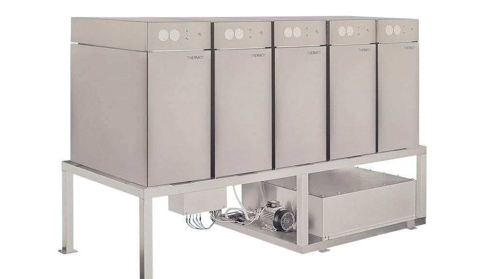Hochauflösende Ansicht einer Thermoy Mehrfachdampfanlage, bestehend aus fünf Dampferzeugern. Das Gehäuse und das Gestell sind aus Edelstahl gefertigt, was sowohl Langlebigkeit als auch moderne Ästhetik vermittelt.